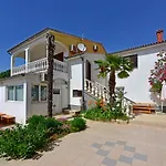 Апартаменти Ella *